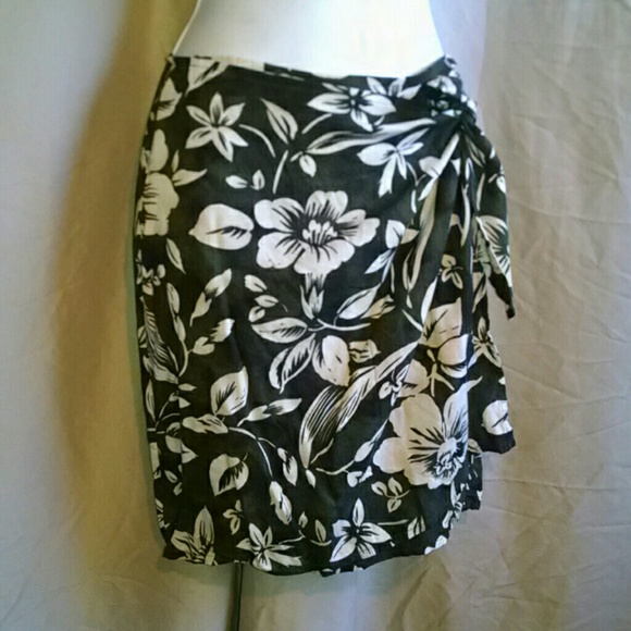 Express Wrap Around Skirt - Picture 2 of 4